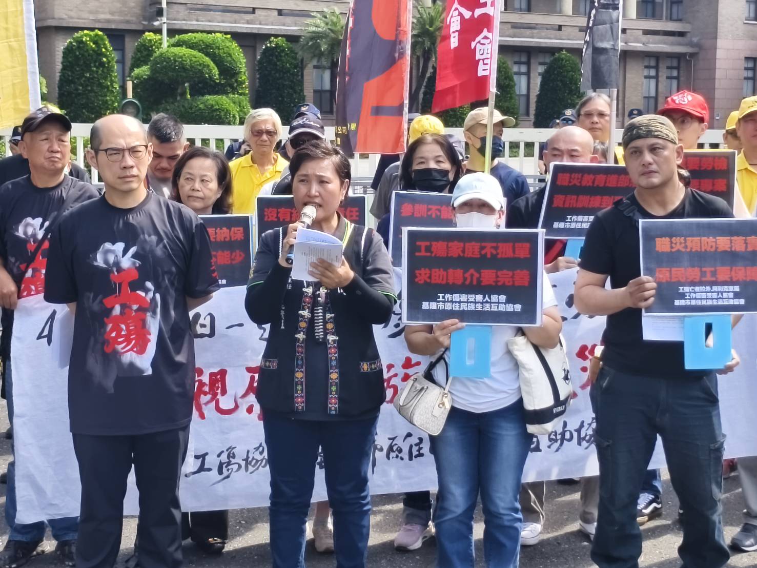 拔耐・茹泥老王理事長於行政院前說明原民勞工職災處境